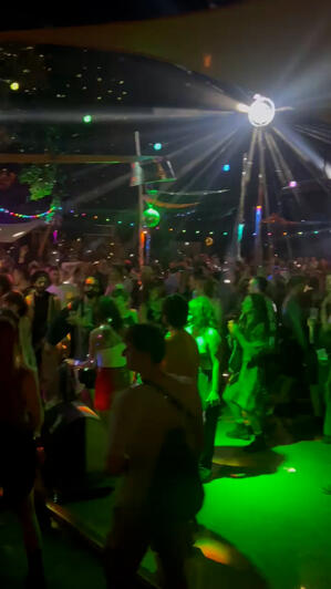 The crowd on the outside-floor during SACODEs set at Bucht der Träumer* 2025 (BdT)